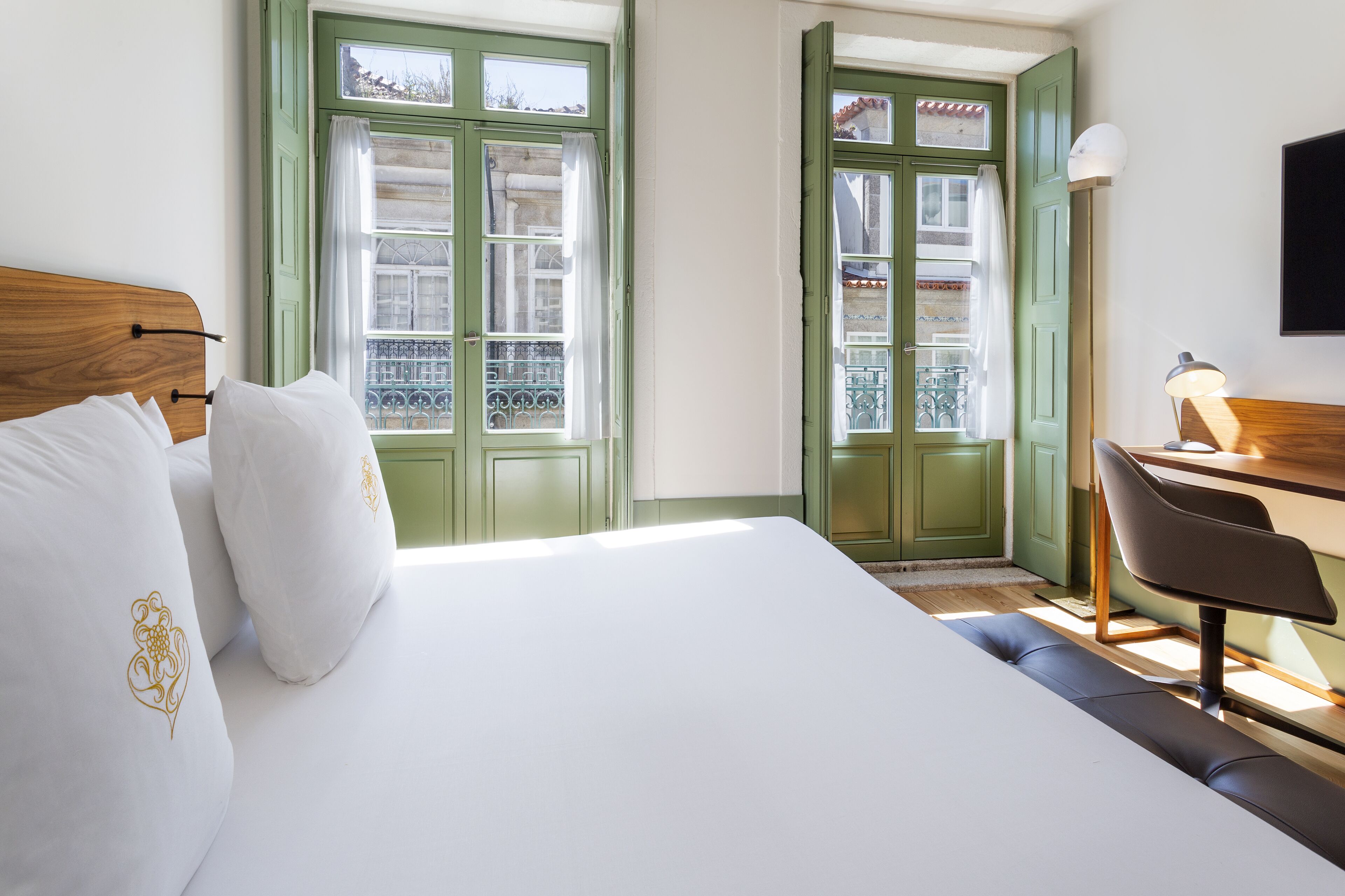 standard double or twin room | minibar, in-room safe, desk, blackout curtains