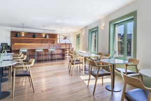 Petit déjeuner buffet (15 EUR par personne)