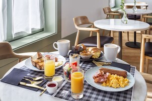 Se ofrece un desayuno bufé todos los días (por un coste adicional)