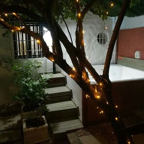 Outdoor spa tub - Hostel la Antigua Capsula (Cartagena)