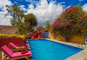 สระว่ายน้ำกลางแจ้ง