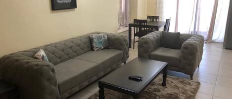 Căn hộ tiện nghi đơn giản, 2 giường đôi, phù hợp cho người khuyết tật | Phòng khách | TV màn hình phẳng