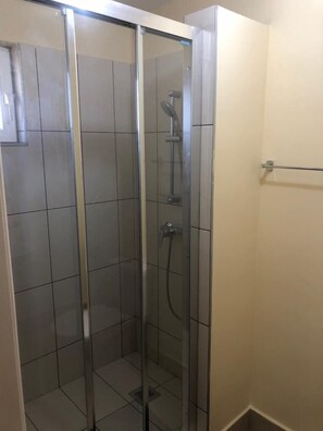Bathroom shower - Isaac Anthony Homes (Accra)