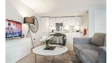 Apartemen Eksekutif, 1 Tempat Tidur Double, Bebas Asap Rokok | Ruang keluarga | Smart TV, iPad, dan Netflix