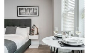 Deluxe Studio, 1 Queen Bed | Egyptian cotton sheets, premium bedding, soundproofing - Tailored Stays - Victoria Road (Cambridge)