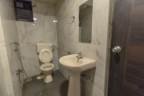 Phòng đôi Deluxe | Phòng tắm | Buồng tắm vòi sen, khăn tắm 