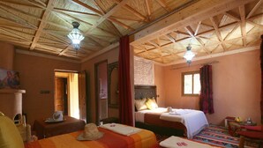 Chambre quadruple familiale | Rideaux d’obscurcissement, accès au Wi-Fi (inclus), literie fournie