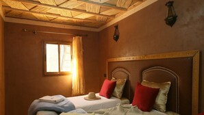 Chambre double | Rideaux d’obscurcissement, accès au Wi-Fi (inclus), literie fournie