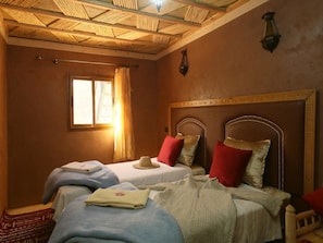 Cortinas blackout, wifi gratis y ropa de cama