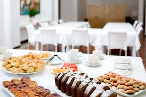 Café da manhã com buffet grátis todos os dias