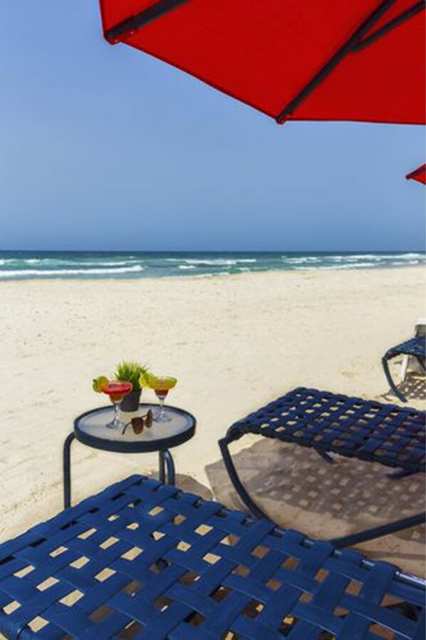 Plage, sable blanc, cabines gratuites, chaises longues