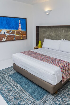 Frigobar, cofres nos quartos, escrivaninha, Wi-Fi de cortesia