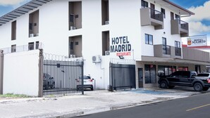 A multi-story building with a sign reading "HOTEL MADRID RESTAURANTE". - Hotel Madrid Chiriqui (David)