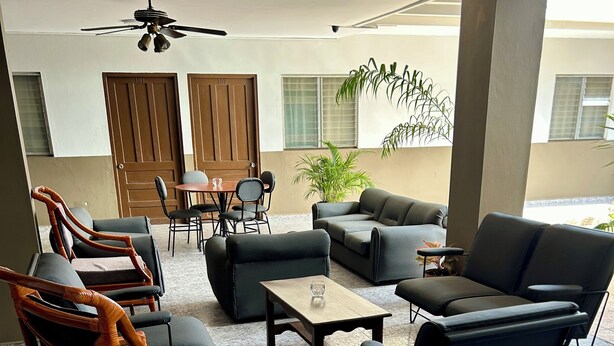 A spacious outdoor seating area with wicker chairs, sofas, and a coffee table. - Hotel Madrid Chiriqui (David)