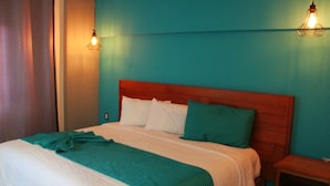 Habitación estándar doble, 1 cama de matrimonio grande, accesible para personas con discapacidad | Escritorio, cortinas opacas, ropa de cama