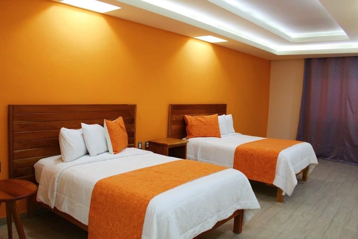 Escritorio, cortinas blackout y ropa de cama