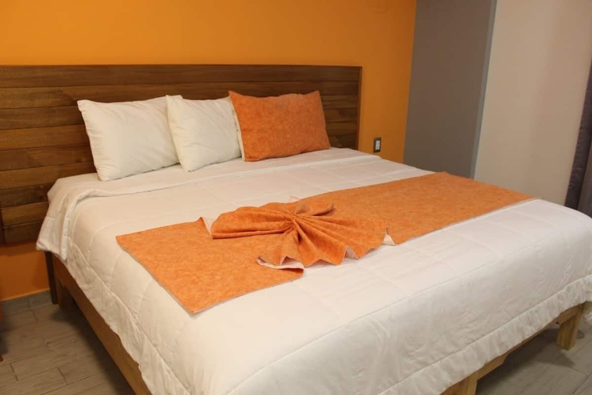 Escritorio, cortinas blackout y ropa de cama