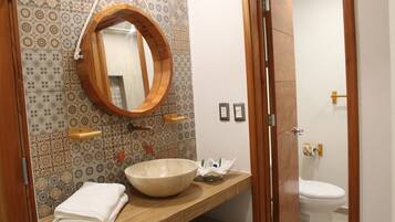 Shower, free toiletries, towels