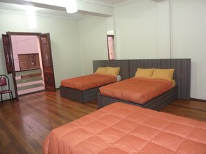 Cubrecamas, tabla de planchar con plancha y camas plegables/adicionales 