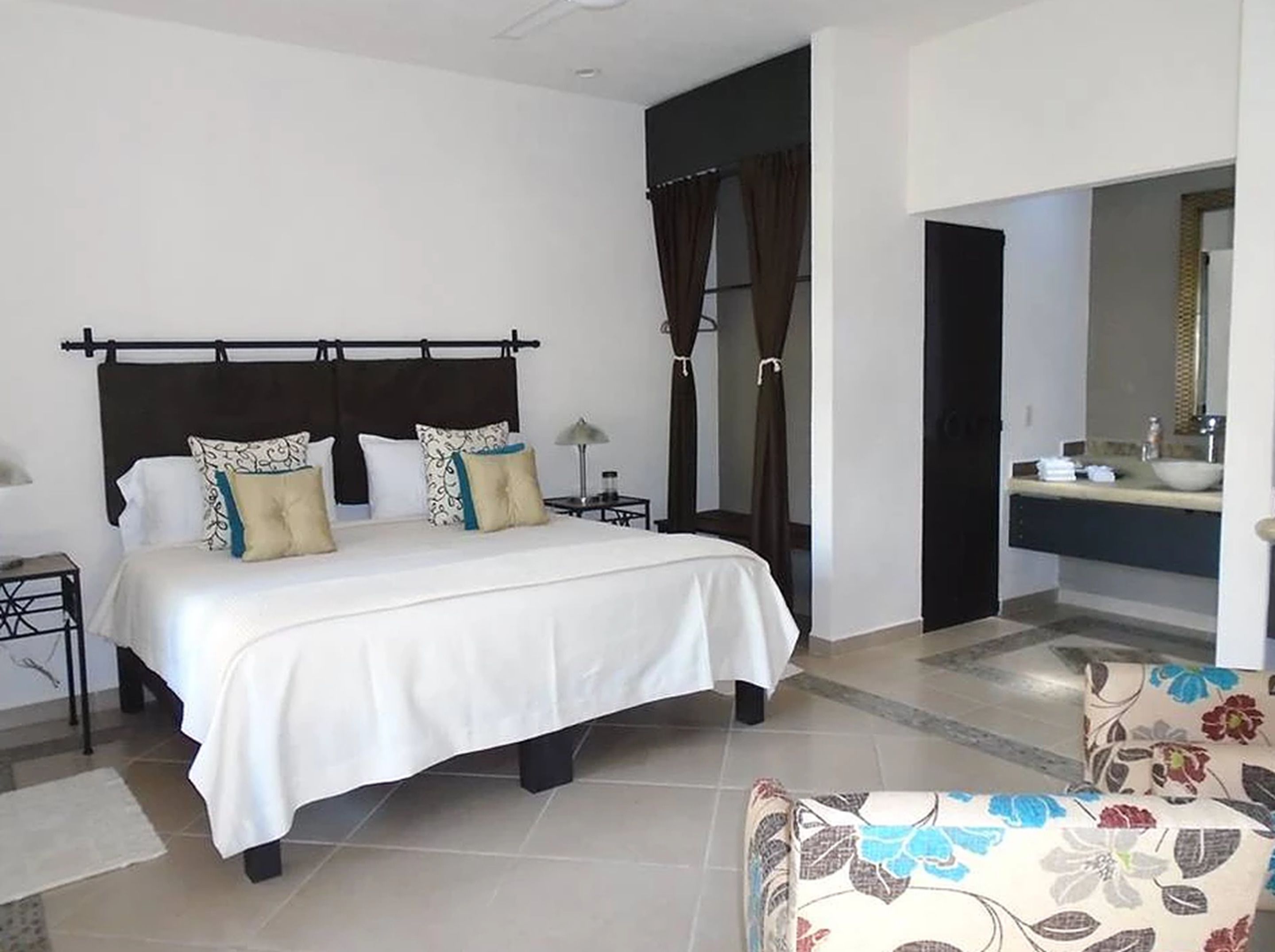 luxury double room, 1 king bed, non smoking | premium bedding, blackout curtains, free wifi, bed sheets