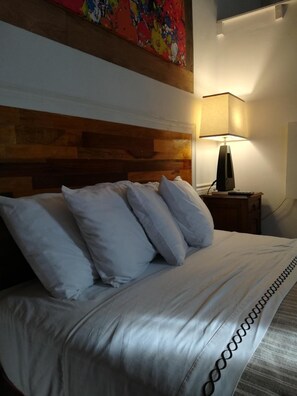 Een minibar, individueel gedecoreerd, individueel gemeubileerd