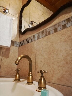 Habitación doble de diseñador, 1 cama matrimonial, baño privado | Baño | Regadera, amenidades de baño gratuitas, toallas 