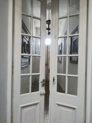 Een 32-inch flatscreentelevisie met kabelzenders en televisie