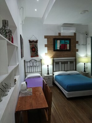 Minibar, decoración personalizada, muebles diferentes y escritorio 