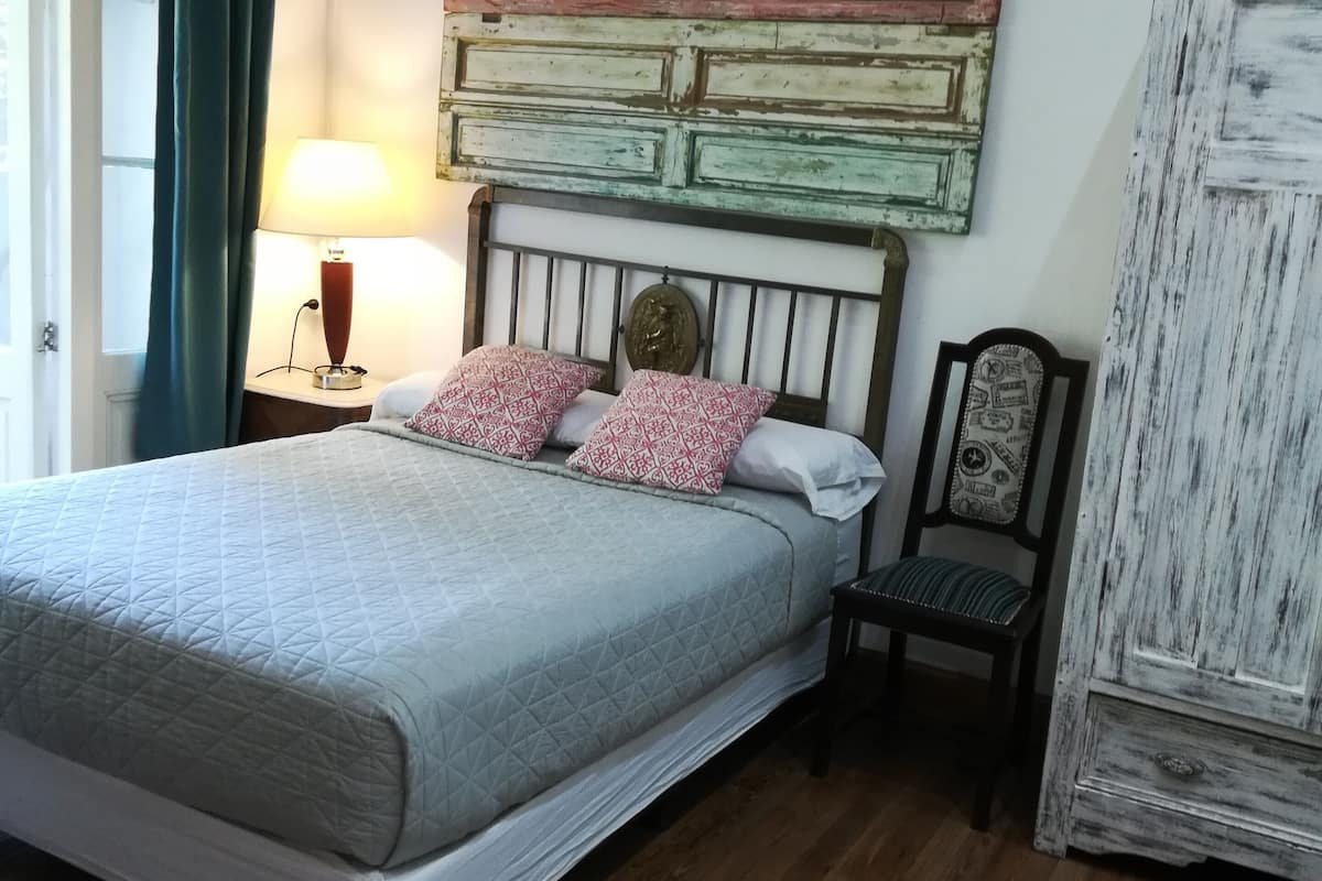 Minibar, decoración personalizada, muebles diferentes y escritorio