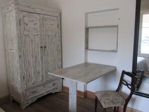 Habitación de diseño doble, 1 cama doble, baño privado | Servicio de comidas en la habitación