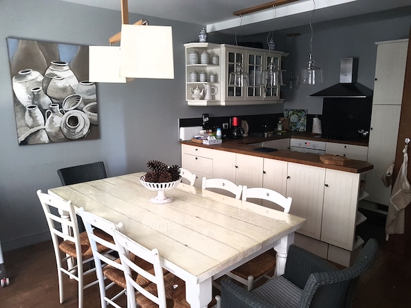 Comfort Townhome | In-room dining
