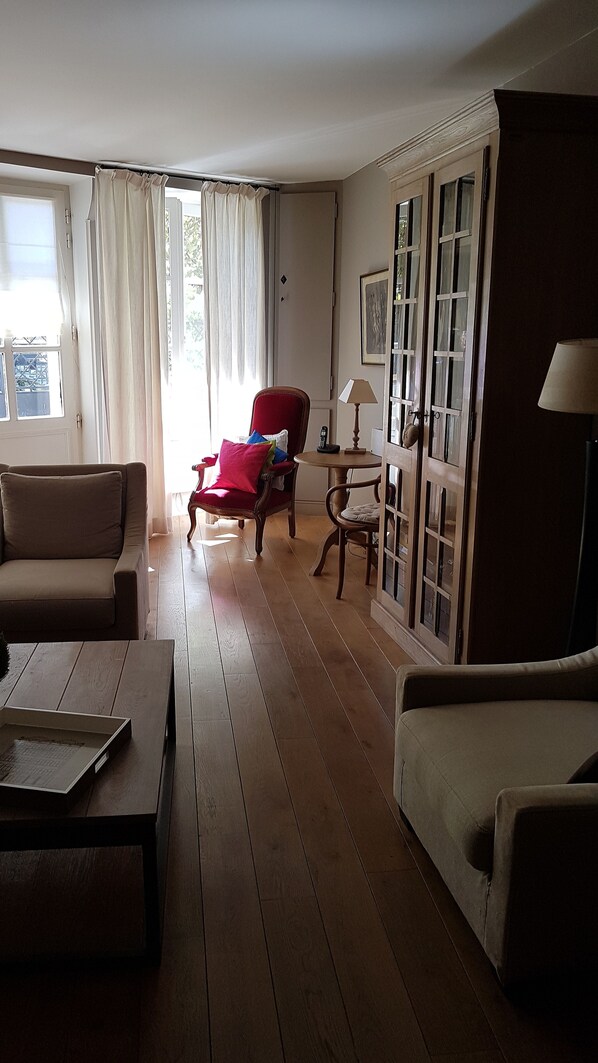 Townhome Comfort | Vardagsrum | Platt-tv