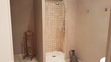 Comfort resortwoning | Badkamer met douche