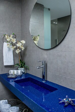 Dusche, Regendusche, Haartrockner, Handtücher