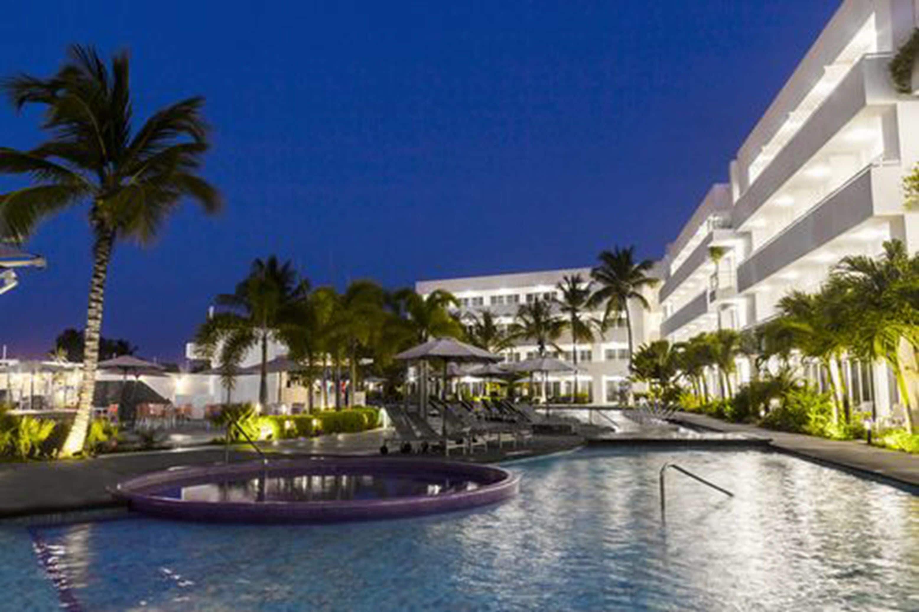 Hồ bơi ngoài trời, dù/ô trên bãi biển/hồ bơi, ghế dài tắm nắng 