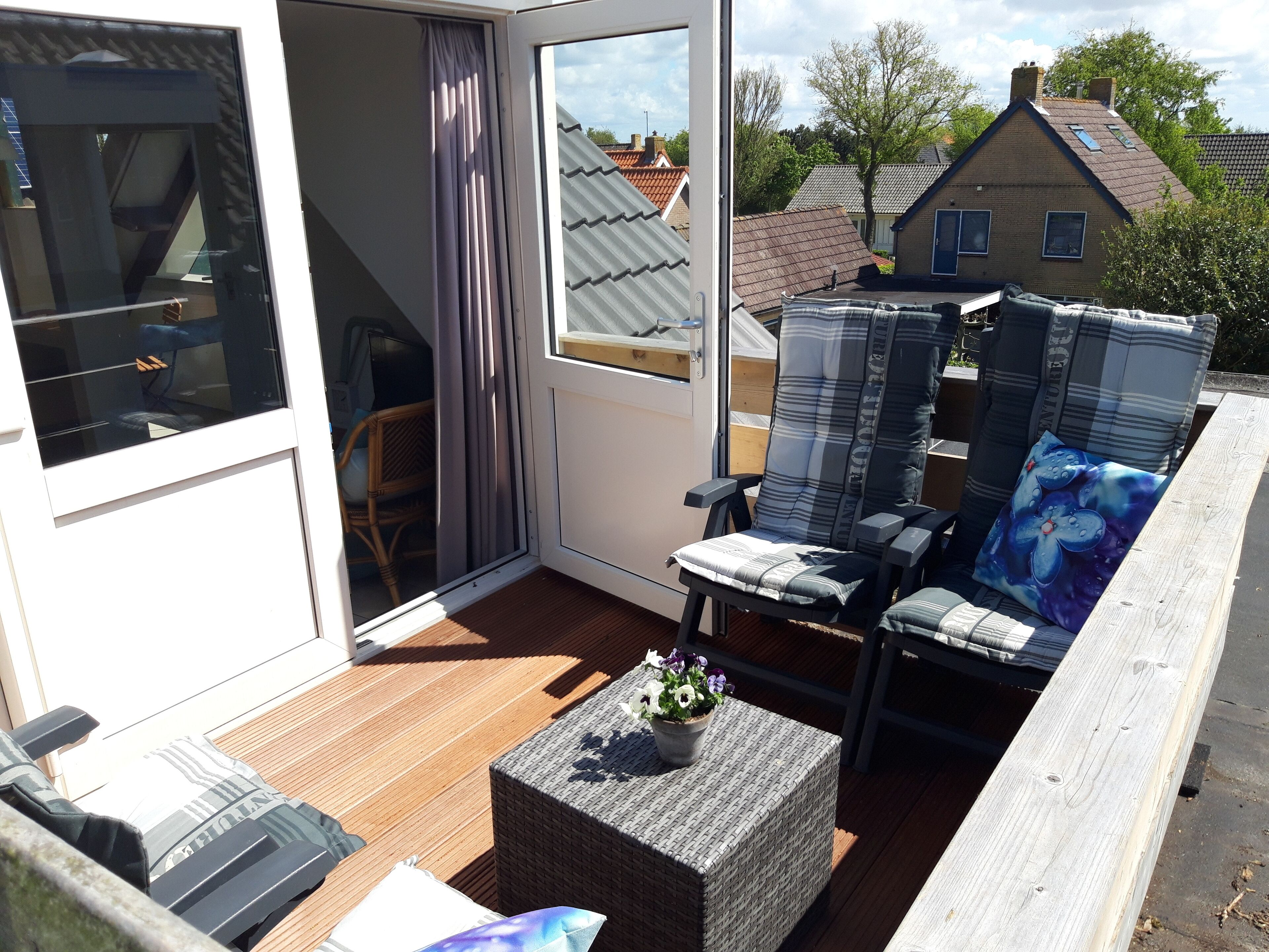 Appartement, balkon (Dagpauwoog) | Een kluis op de kamer, een strijkplank/strijkijzer, babybedden