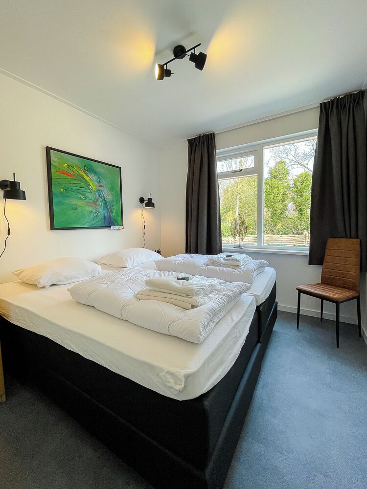 Appartement, terras ( Koninginnepage ) | In-room safe, iron/ironing board, cribs/infant beds, free WiFi