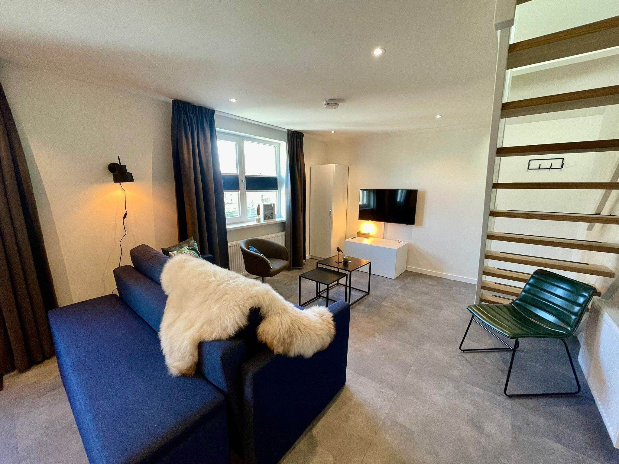 Appartement, balkon (Icarusblauwtje) | Een kluis op de kamer, een strijkplank/strijkijzer, babybedden