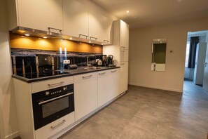 Apartament Comfort (Grote Parelmoer) | Cuina privada | Frigorífic gran, microones, placa de cuina i cafetera exprés