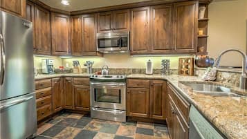 Casa de ciudad exclusiva, 4 habitaciones, para no fumadores | Cocina privada | Refrigerador, microondas, horno y parrilla de estufa