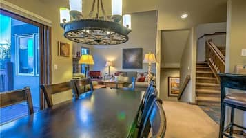 Exclusive Townhome, 4 Bedrooms, Non Smoking | In-room dining