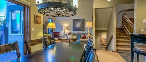 Maison en rangée exclusive, 4 chambres, non-fumeur | Repas dans la chambre