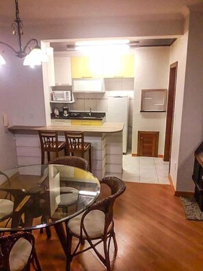 Apartamento conforto, 2 quartos, no piso térreo | Cozinha privada | Geladeira, micro-ondas, fogão, cooktop