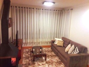 Apartamento conforto, 2 quartos, no piso térreo | Sala de estar | TV de tela plana