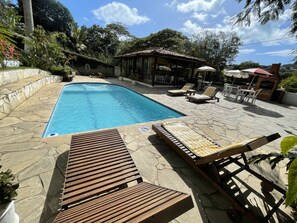 Outdoor pool, open 8:00 AM to 8:00 PM, pool umbrellas, sun loungers - Pousada Saint Germain Buzios (Búzios)