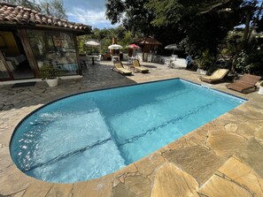 Outdoor pool, open 8:00 AM to 8:00 PM, pool umbrellas, sun loungers - Pousada Saint Germain Buzios (Búzios)