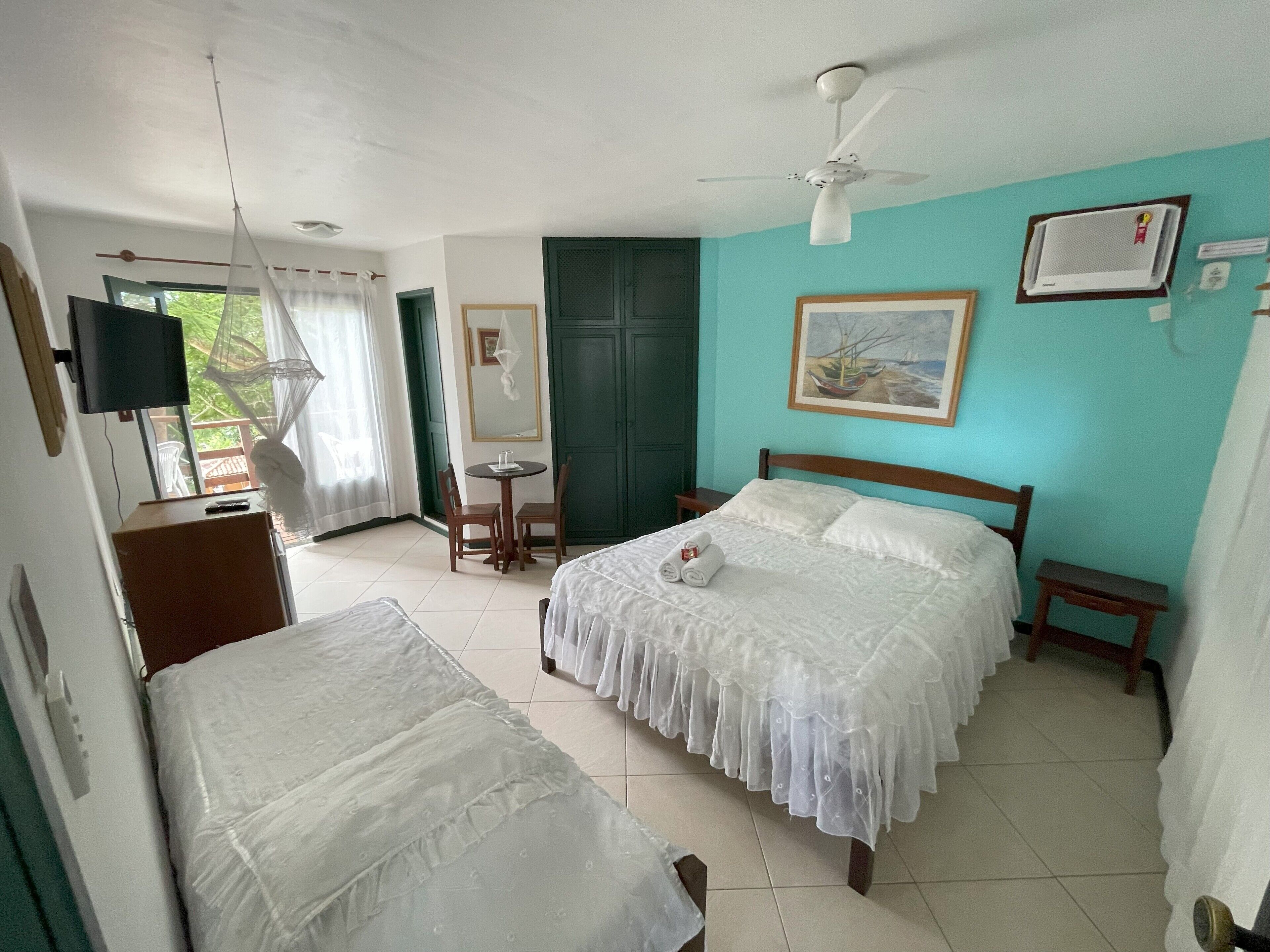 Minibar, bàn, bàn ủi/dụng cụ ủi quần áo 