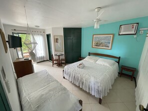 Minibar, escritorio, tabla de planchar con plancha y wifi gratis