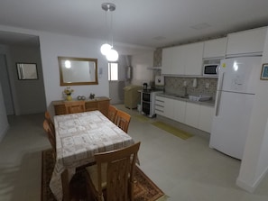 Apartamento, várias camas, para não fumantes | Área de estar | TV