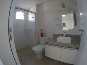 Departamento, varias camas, para no fumadores | Baño | Regadera y regadera tipo lluvia 